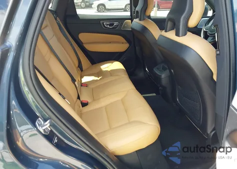 2018 Volvo Xc60 T6 Momentum z USA, uszkodzony, nr VIN YV4A22RK1J1084885